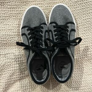 Rocket Dog women’s sneakers. Grey wool with black accent.